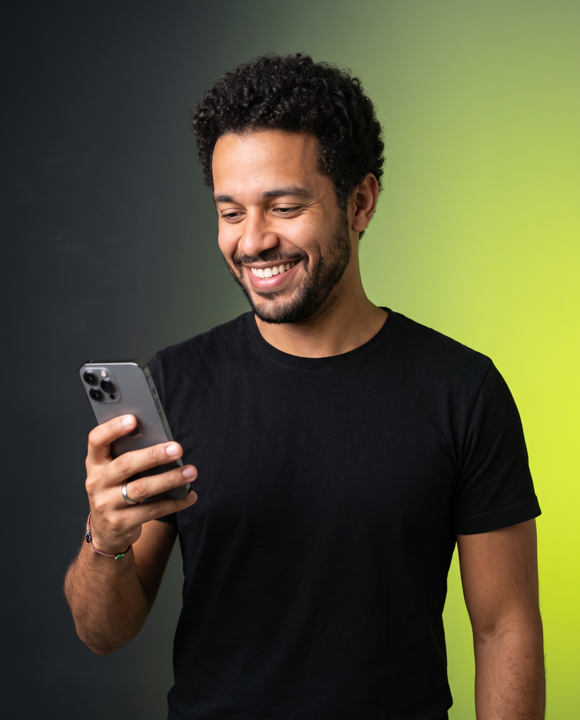 Profissional de tecnologia sorrindo enquanto usa o smartphone